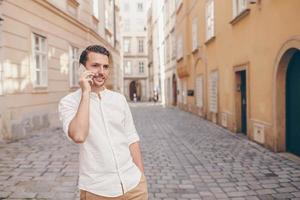 menino turista caucasiano em cidade europeia de férias foto