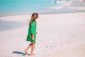 menina bonita com concha nas mãos na praia tropical. foto