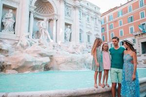 família perto de fontana di trevi, roma, itália. foto