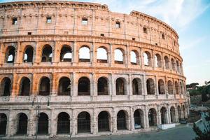 coliseu ou coliseu fundo céu azul em roma foto