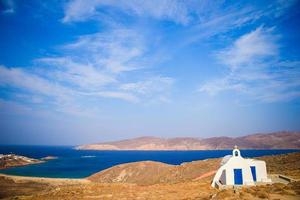 igreja branca tradicional com vista para o mar na ilha de mykonos, grécia foto