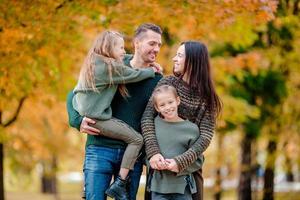 retrato de família feliz de quatro pessoas no outono foto