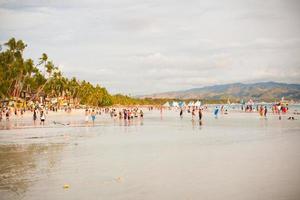 praia lotada na ilha de boracay, filipinas foto