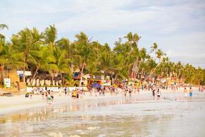 praia lotada na ilha de boracay, filipinas foto