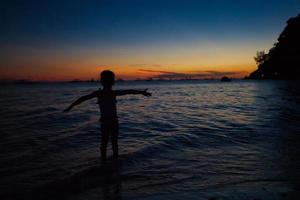 silhueta de menina ao pôr do sol na ilha boracay, filipinas foto