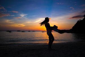 menina e sua mãe se divertindo ao pôr do sol na ilha boracay, filipinas foto