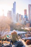 garota adorável no central park em new york city foto