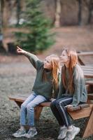 meninas no parque ao ar livre em seu fim de semana foto