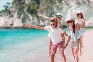 foto de família feliz se divertindo na praia. estilo de vida de verão