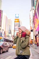 mulher da cidade de nova york como turista da times square ou jovem feliz visitando manhattan, cidade de nova york, nova york, eua. foto