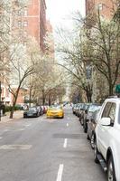 táxi americano na rua na cidade de nova york foto