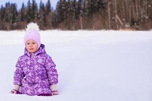 menina adorável desfrutando de neve dia ensolarado de inverno foto