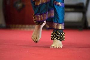 detalhe do pé de dança tradicional da índia foto