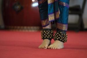 detalhe do pé de dança tradicional da índia foto