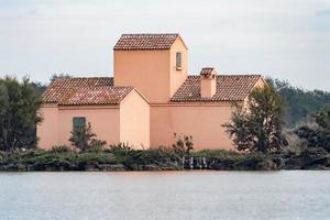 casa do pescador do vale de comacchio no fundo do céu nublado foto