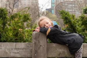 adorável garotinha divirta-se no central park na cidade de nova york foto