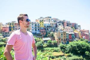 turista olhando a vista panorâmica de manarola, cinque terre, ligúria, itália foto