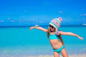 menina adorável durante as férias na praia divirta-se foto