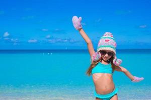 menina adorável durante as férias de verão na praia foto