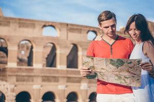 família feliz na europa. casal romântico em roma sobre o fundo do coliseu foto