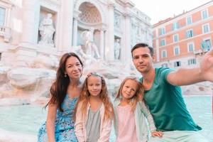 retrato de família na fontana di trevi, roma, itália. foto