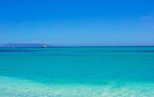 água turquesa incrivelmente limpa no mar perto da ilha tropical foto