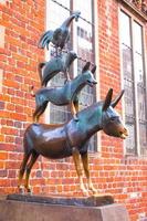 a estátua dos músicos da cidade de bremen, alemanha foto