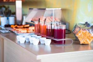 café da manhã fresco e delicioso no café ao ar livre. escolha diferente de sucos na mesa foto