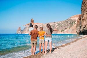 jovem família de férias se diverte muito foto