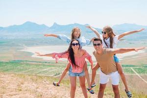 família feliz de férias nas montanhas foto