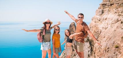 família feliz de férias nas montanhas foto