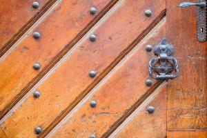 detalhe da maçaneta de latão da porta allwood foto