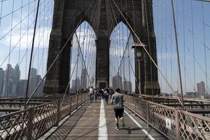 nova york, eua, 2 de maio de 2019 - ponte do brooklyn cheia de turistas foto