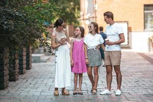 adorável família de quatro pessoas na cidade em um lindo dia de primavera foto