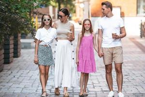 adorável família de quatro pessoas na cidade em um lindo dia de primavera foto