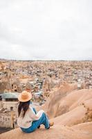 jovem à beira do canyon na capadócia foto