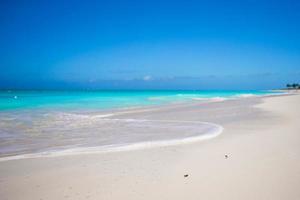 praia branca perfeita com água azul-turquesa foto