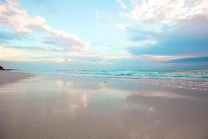 incrível belo pôr do sol em uma praia exótica do Caribe foto