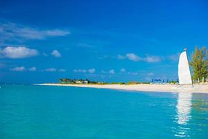 praia branca perfeita com água azul-turquesa no caribe foto