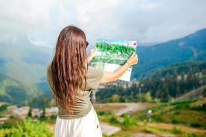 mulher jovem feliz nas montanhas no fundo do nevoeiro foto