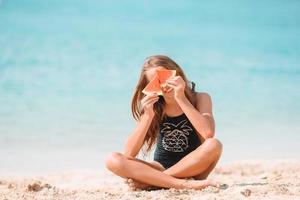 menina bonitinha na praia durante as férias de verão foto