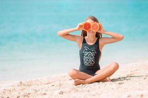 menina bonitinha na praia durante as férias de verão foto