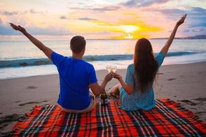 família fazendo um piquenique na praia foto