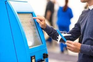 check-in automático em close-up para voo ou compra de passagens aéreas no aeroporto foto