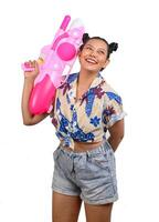 mulher sorridente de retrato no festival songkran com pistola de água foto