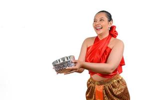 retrato mulher bonita no festival songkran com tigela de água foto