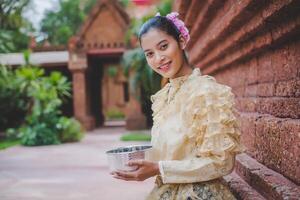 retrato mulher bonita no festival songkran com traje tradicional tailandês foto