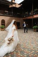 jovem casal noiva e noivo em um vestido branco foto