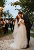 a primeira dança do casamento dos noivos foto