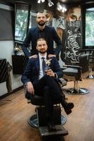 retrato de um noivo masculino em um terno azul na barbearia da manhã foto